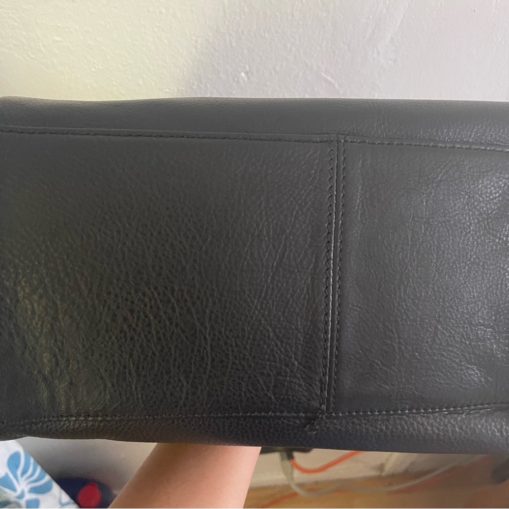 UGG Australia BLACK LEATHER medium speedy cross body bag
UGG - Picture 6 of 8